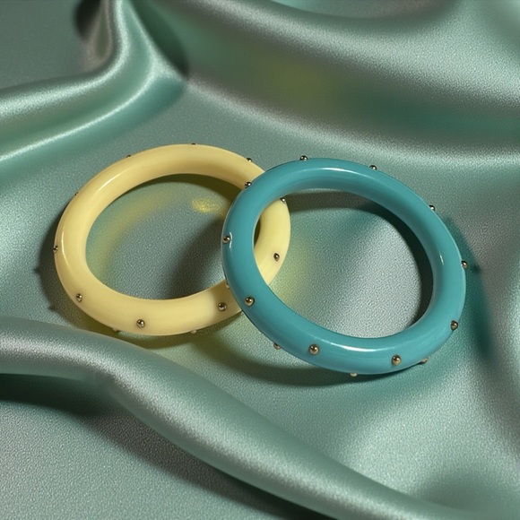 Kenneth Jay Lane Turquoise Colored Lucite Bangle Bracelet - Picture 4 of 4